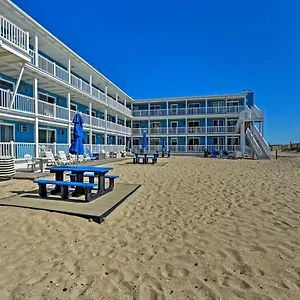 Bright Ocean Escape With Direct Access! Apartment
